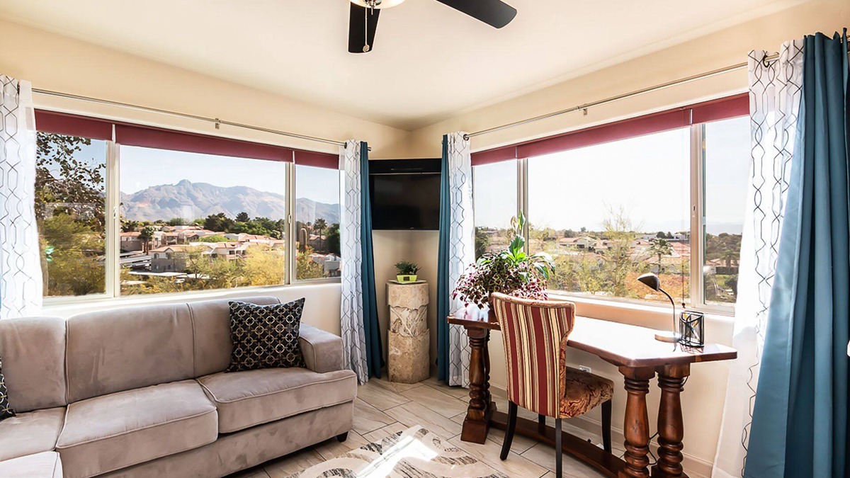 Tucson House | LE RENDEZ-VOUS CATALINA POOL APARTMENT