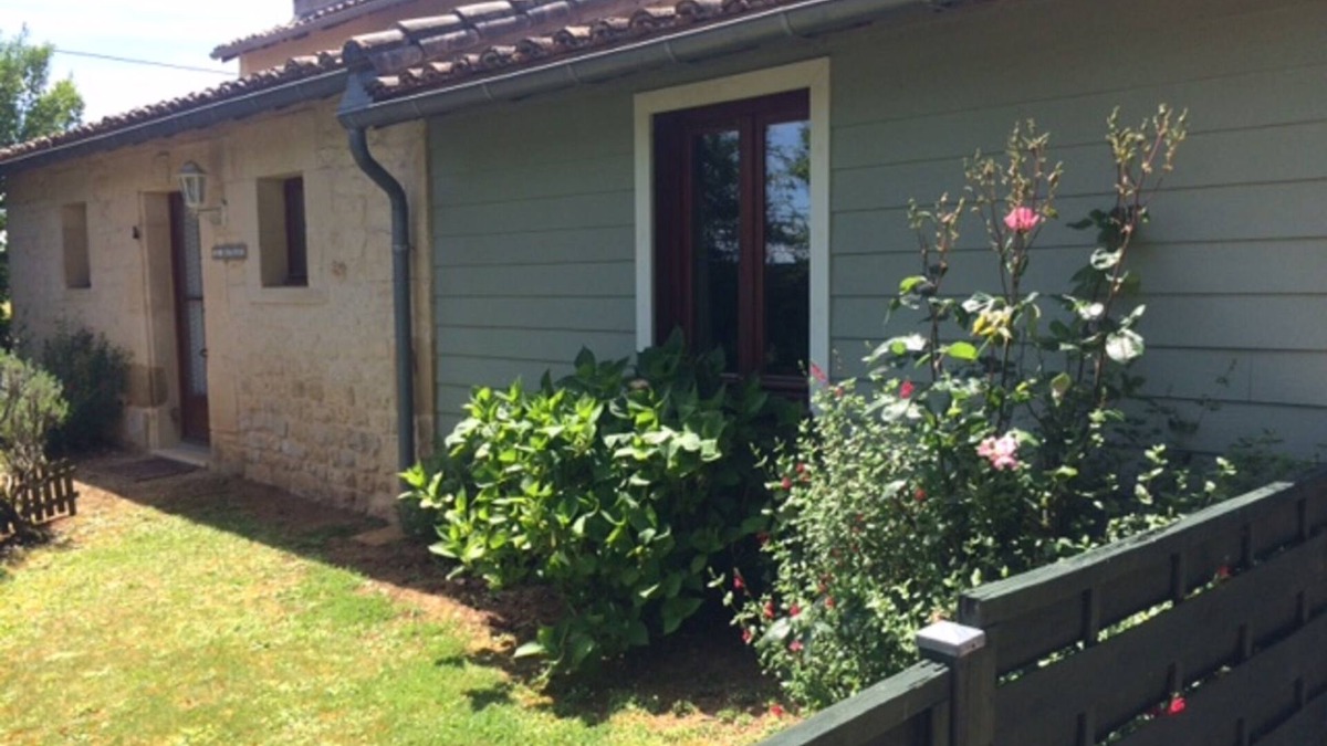 Sauze-Vaussais Cottage | Le Roitelet - gite with pool