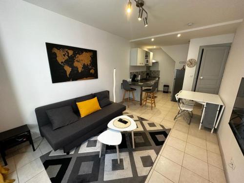 Saint-Maixent-l'Ecole Apartment | Le Saint Maixent, Maison de Ville, Baby Foot, wifi