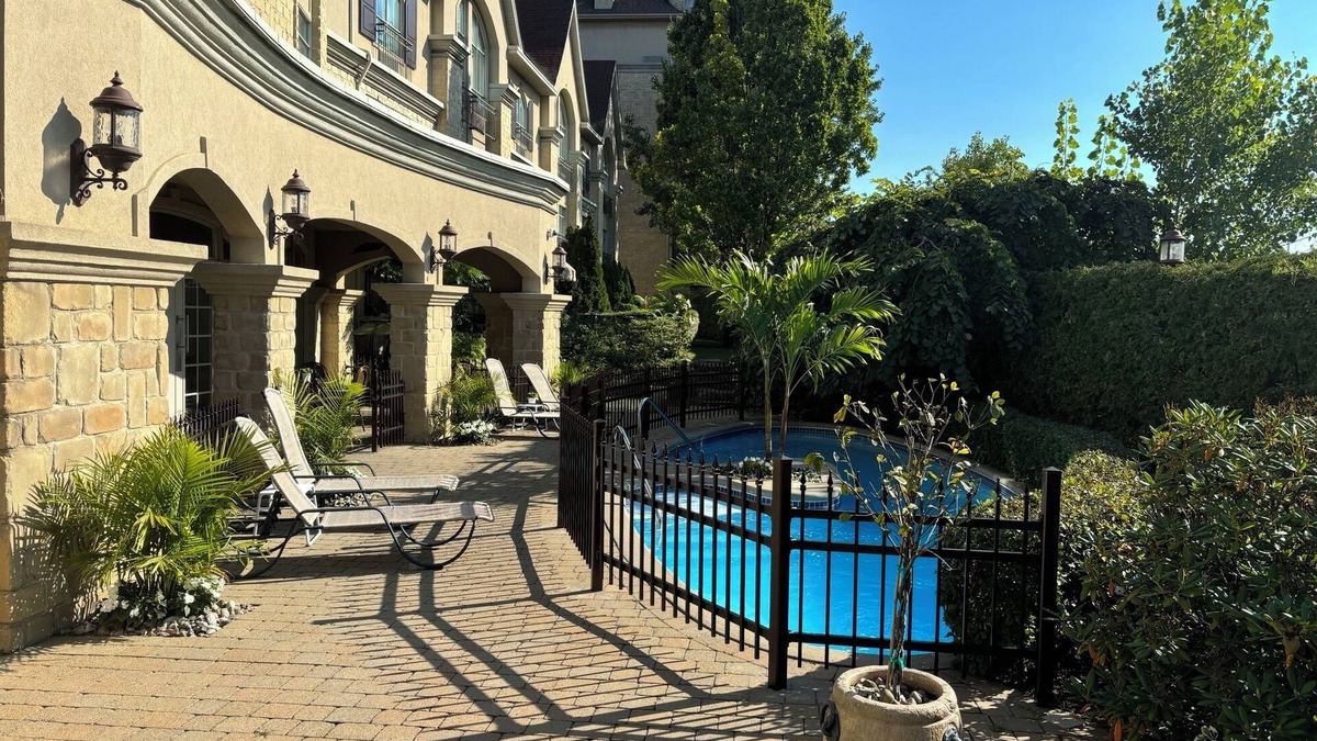 Laval Hotel | Le St-Martin Hotel & Suites Laval