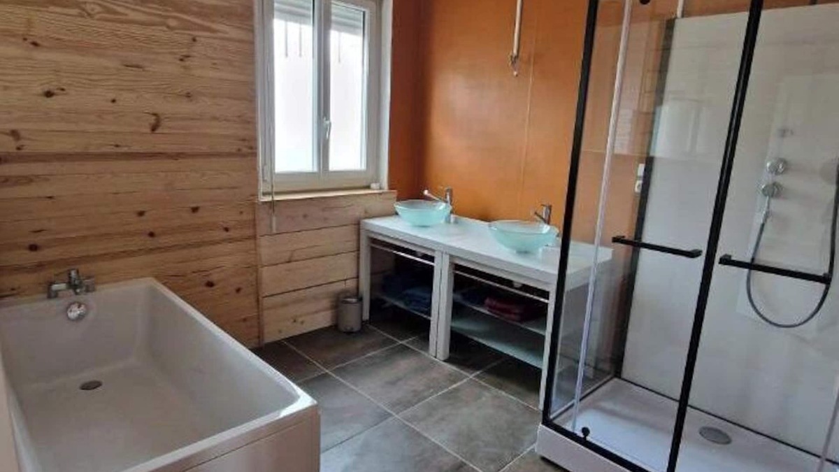 Tilly-sur-Seulles Apartment | Le Tillois, Appartement Centre Ville Proche Tous Commerces, Grande Salle de Bain