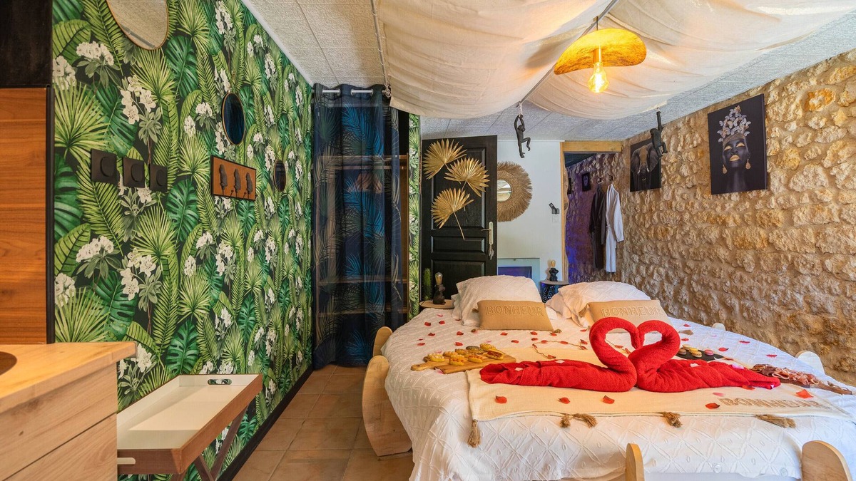 Saint-Genis-de-Saintonge Apartment | Le Vésuve – Romantic Love Room with private jacuzzi, king-size round bed near Antilles de Jonzac