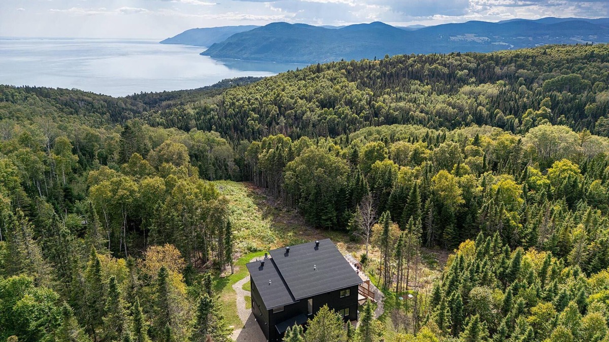 Baie-St-Paul Cottage | Le Versant Sud 7: River Views, Spa, BBQ, Serenity