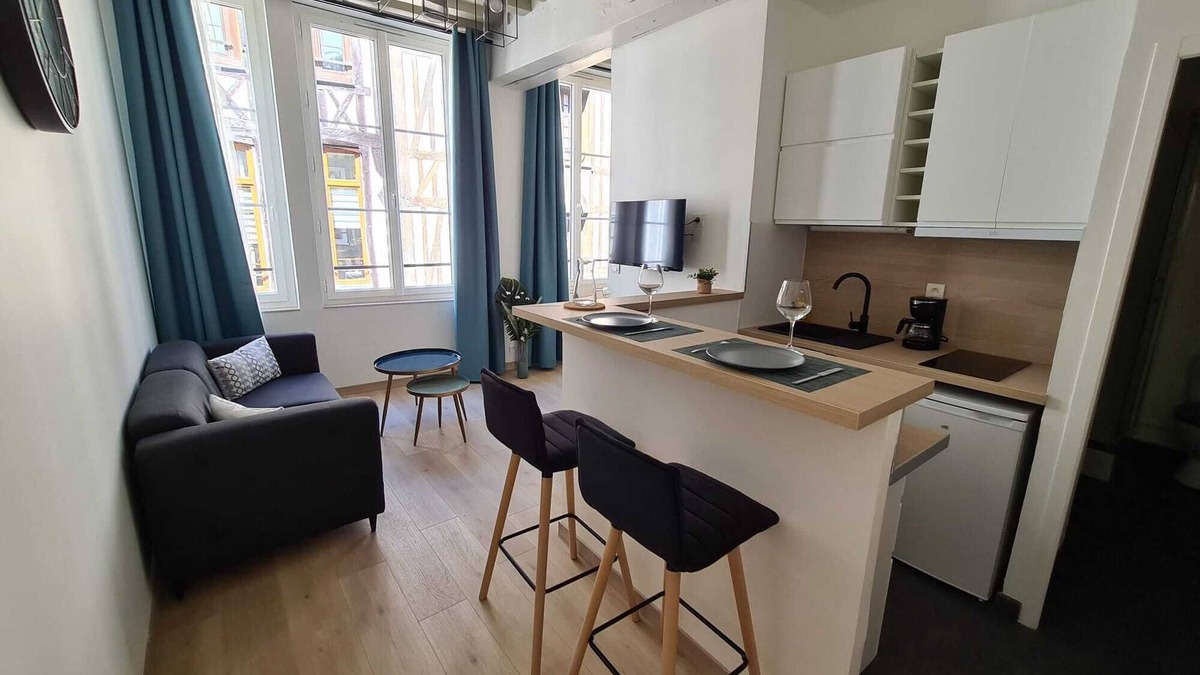Quartier Vieux Marche-Cathedrale Apartment | Le Vieux Palais, 2 minutes from Place du Vieux Marché, Rouen's pedestrian hypercentre