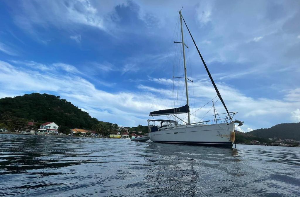 Les-Saintes Boat Rental | Le Voilier dans la baie des Saintes