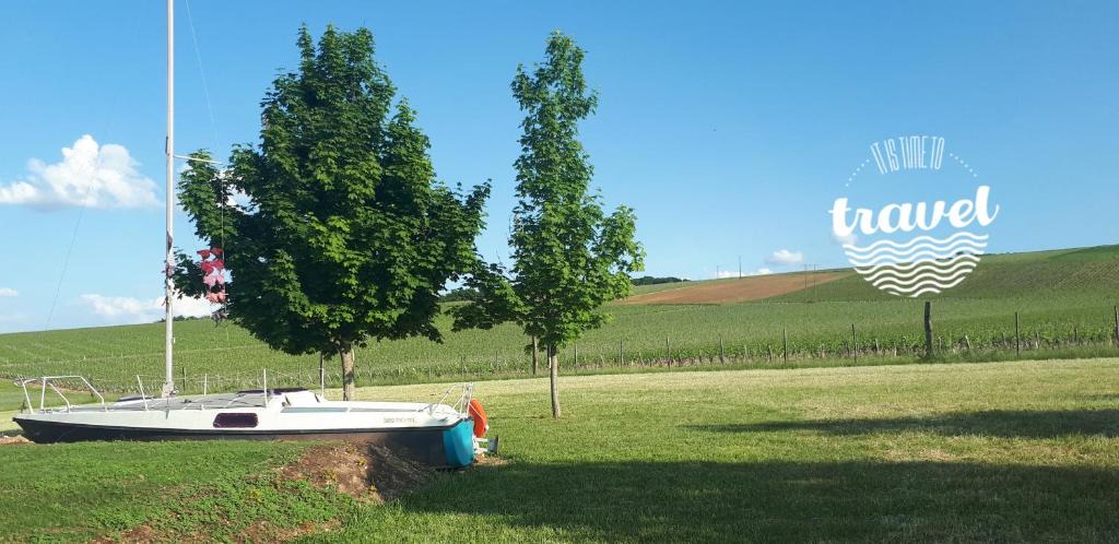 Saint-Bris-le-Vineux Boat Rental | Le voilier Toi & Moi