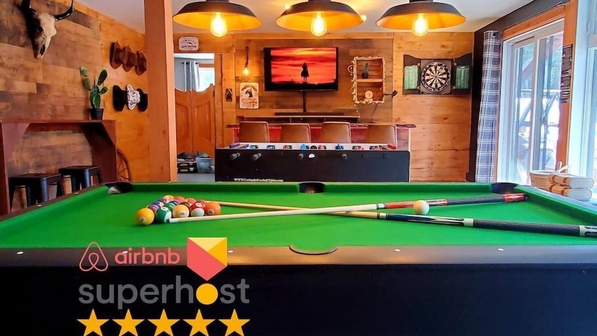 Shannon Ski Chalet | Le Western Spa Sauna Bar Billlard