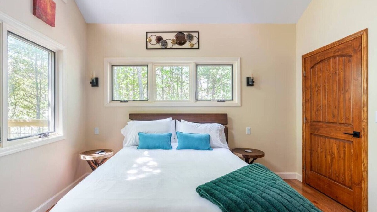 Marshall Cabin | Leaf Change Special Maple Treehouse Near Asheville - Pet Friendly