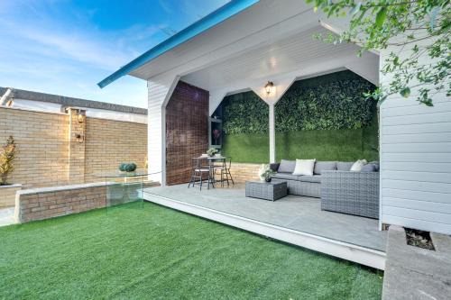 London Borough of Ealing Apartment | Leaf & Lounge - Free Parking , En-Suite, Near Wembley