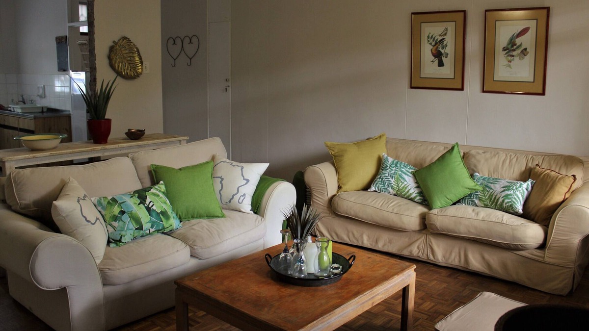 Rondebosch Apartment | Leafy Green, homely 2 bedroom ground floor apartment