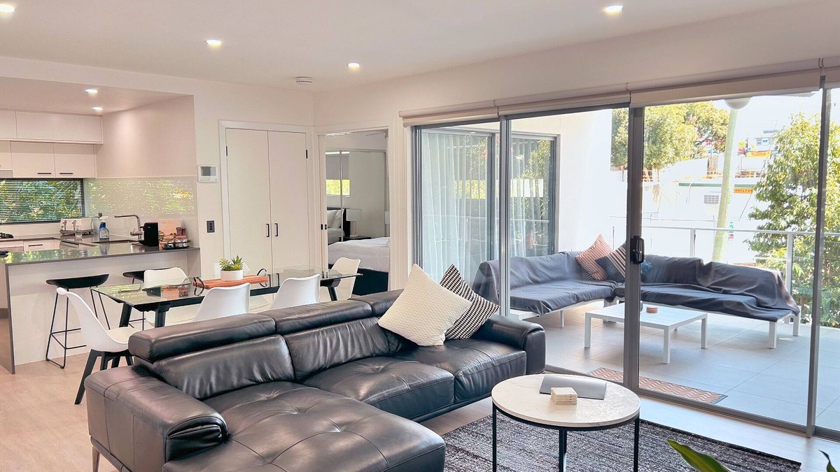 Morningside Apartment | Leafy & Spacious Apt w/Balcony, Parking & 65" TV