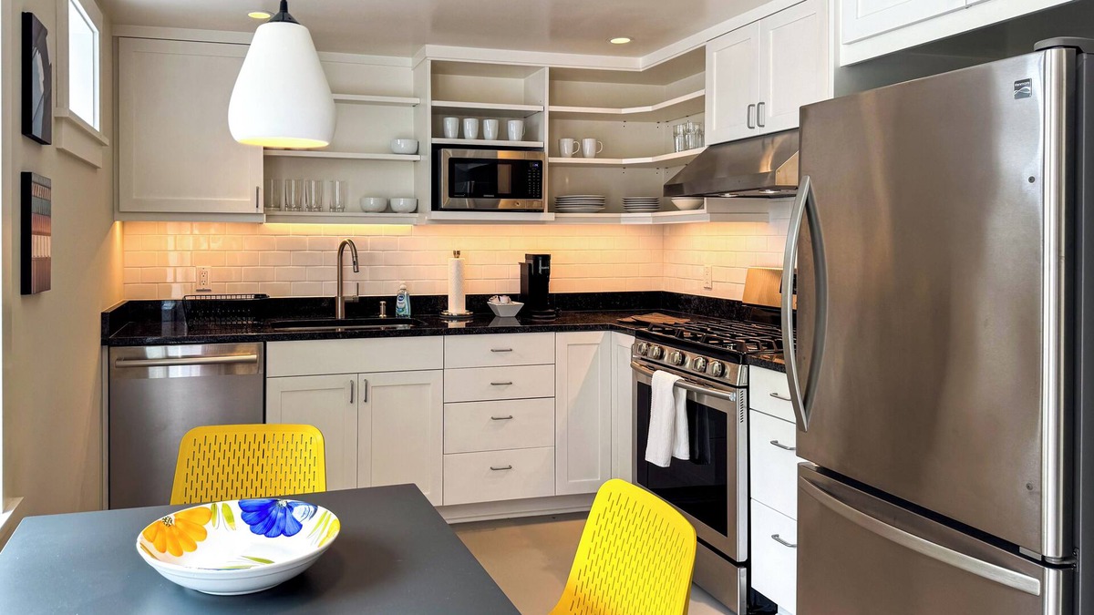 Maple Leaf Apartment | Leafy Urban Escape - Cozy 1 bedroom
