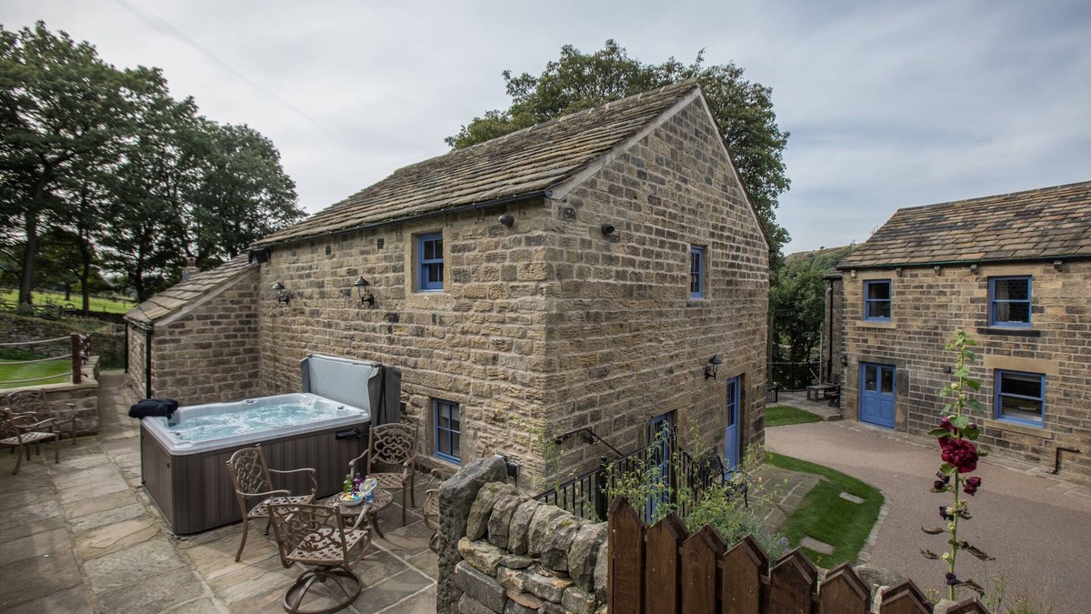 Millhouse Green Cottage | Leapings Cottage - sleeps 12 guests in 6 bedrooms