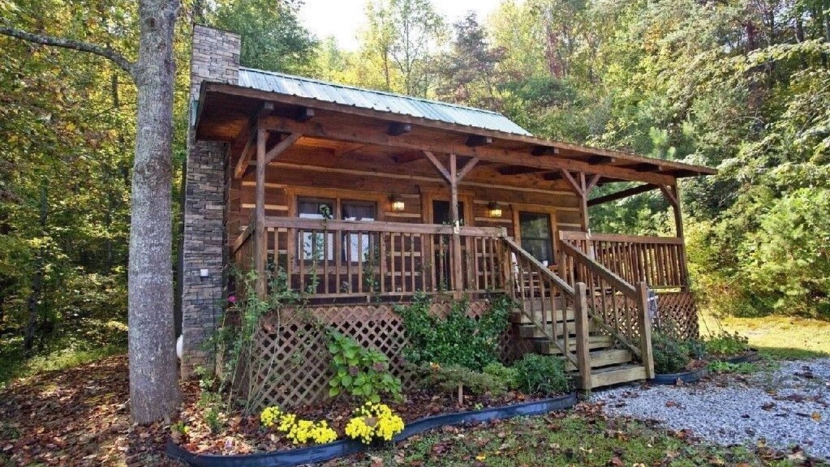 Tellico Plains Cabin | Leave the stress behind!- private hot tub, pet and motorcycle friendly, let peace and nature surround you! 2 Bedroom Home by RedAwning