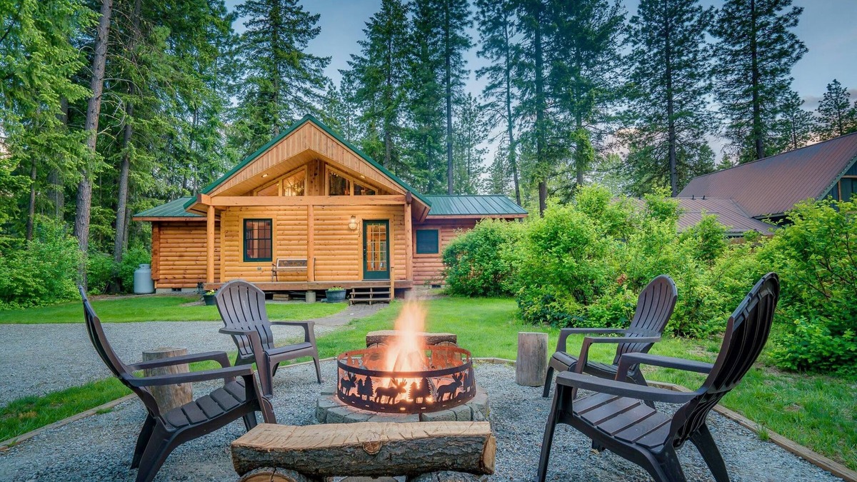 Leavenworth Cabin | Leavenworth Area Idyllic Rustic Modern Log Cabin with Hot Tub