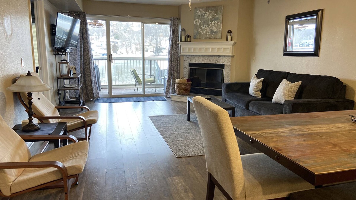 Osage Beach Condo | Ledges Complex - Lake front With Slip Included - Beach and 2 Pools