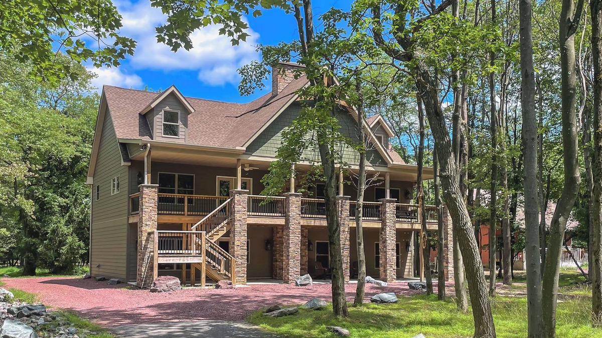 Lake Harmony Estates Ski Chalet | Ledgestone Lodge, Private Chalet for Large Group and Family Gatherings near JFBB