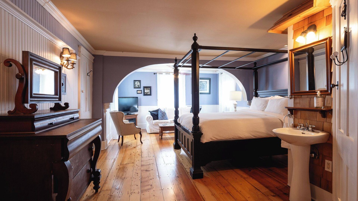 Stanstead Bed & Breakfast | Lee Farm Inn