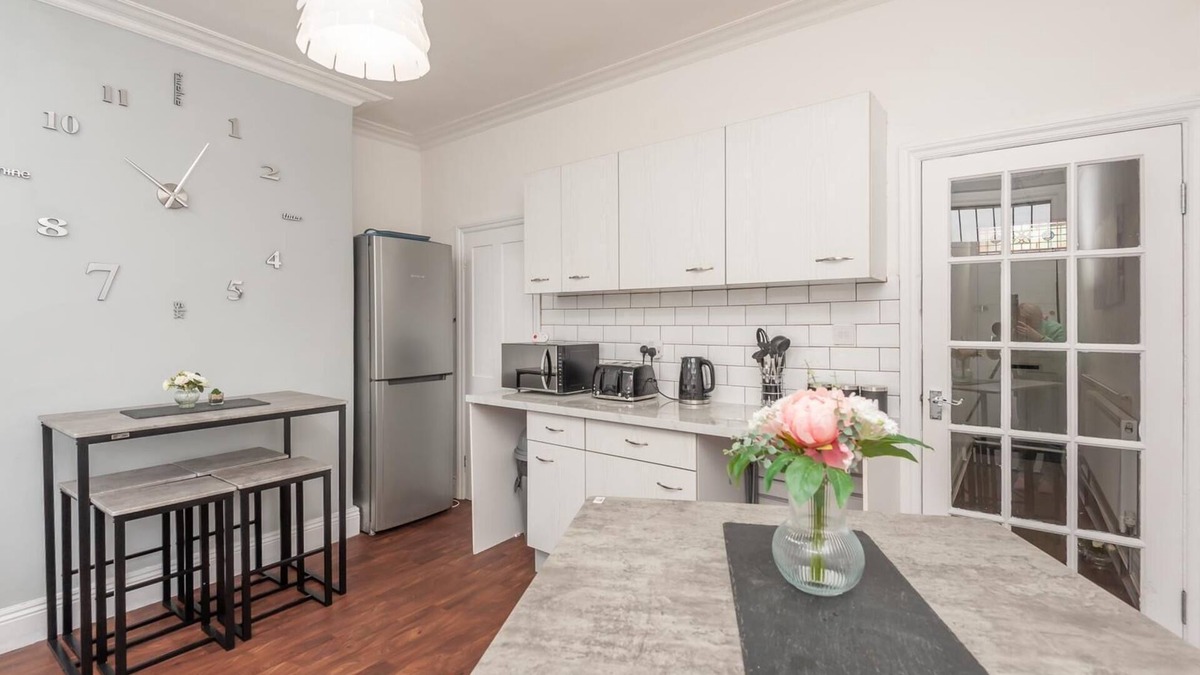 Harehills House | Leeds 4-bed House - Sleeps 9, Free Parking & Wifi