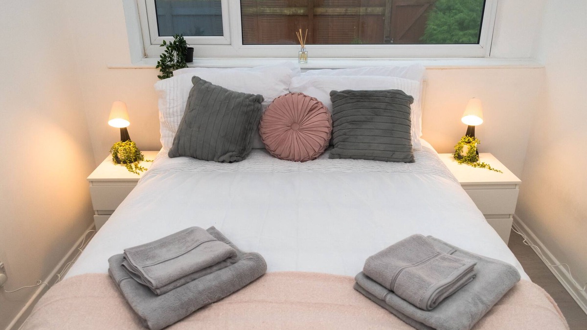 Seacroft House | Leeds Lodge - 3 Bedroom House in Leeds