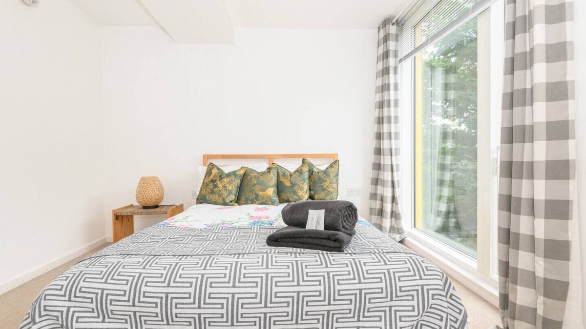 Leeds Apartment | Leeds - Sleeps 4 - Free Parking - Pet Friendly