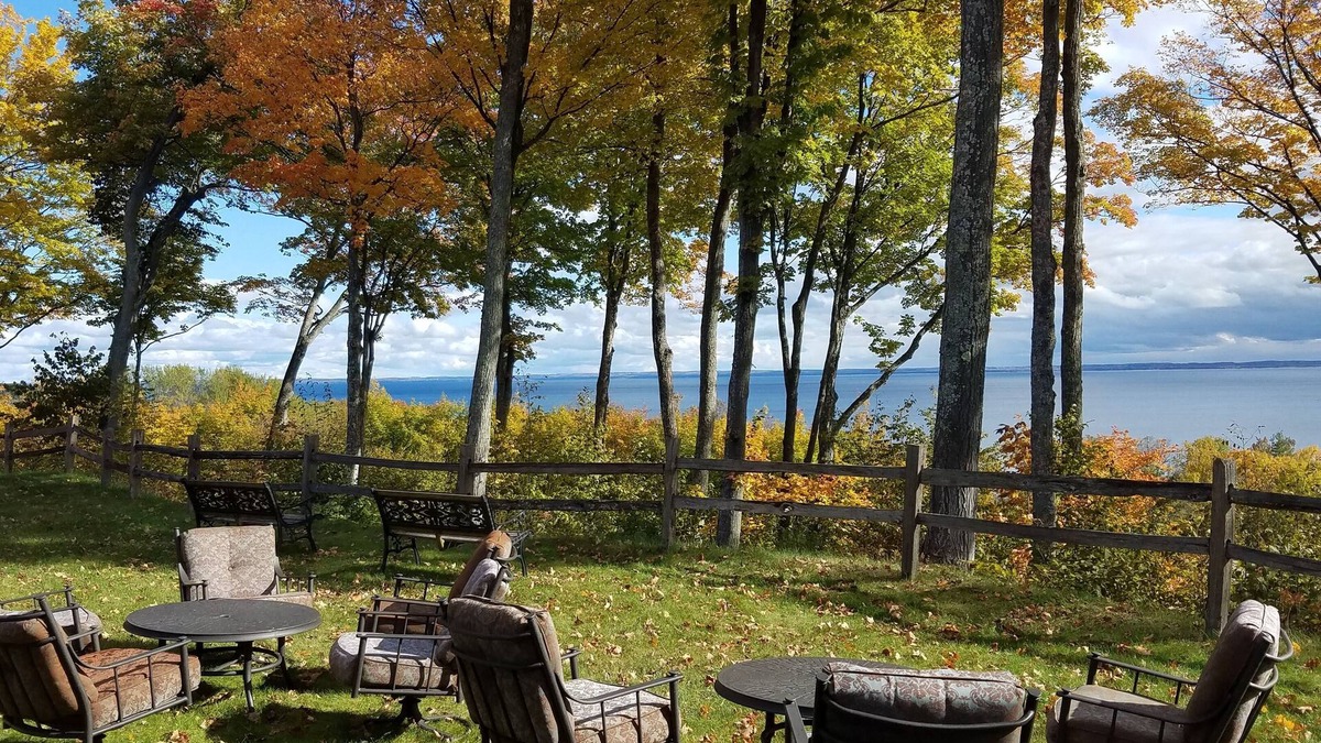 Suttons Bay Hotel | Leelanau Sands Casino & Lodge