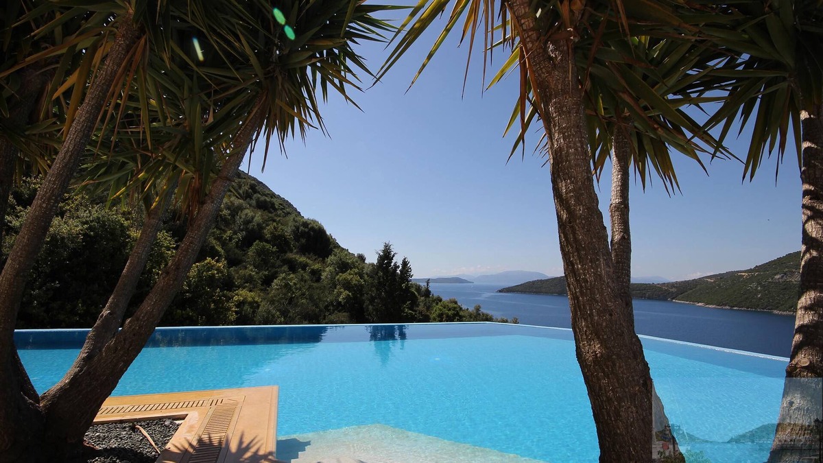 Mikros Gialos Villa | Lefkada Villa Mikros. Spectacular location & pool. Walk to beach. Mikros Gialos.
