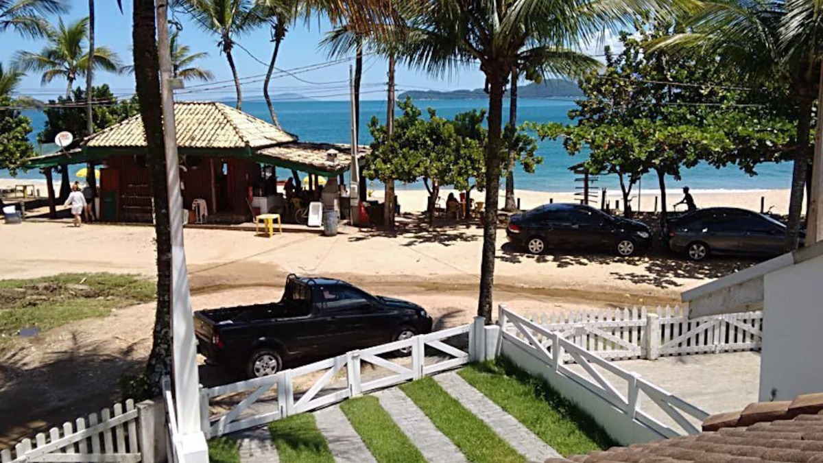Lazaro House | Left with suite on the seafront in Sununga Beach in Lazarus
