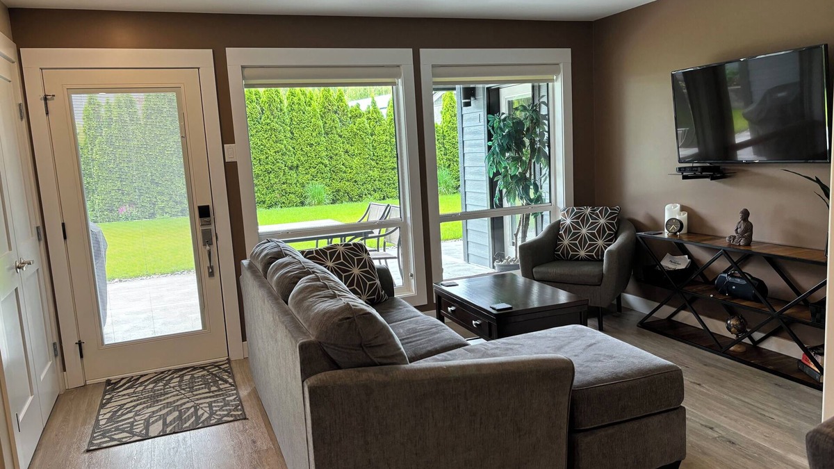 Okanagan-Similkameen House | Legal 2 bedroom suite conforms to the new 2024 Short Term Rental Regulations.