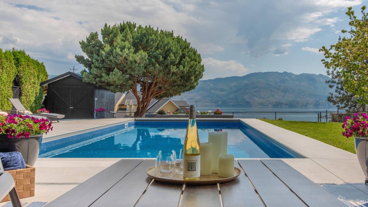 Westbank House | LEGAL Bright, Spacious w/POOL, Lake & Vineyard Views, WEEKLY/MONTHLY discounts