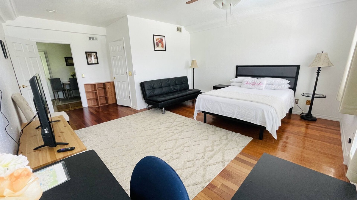 Auburndale Apartment | Legoland/Disney Private 2 Bedroom Kitchen and Bath Studio with Lake view