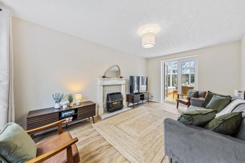 Welford House | Leicester 4BR, Sleeps 9, Fast WiFi & Smart TV, M1 & M69, Garden, Long Stays & Contactors Welcome - One Astley by Base Ten Stays
