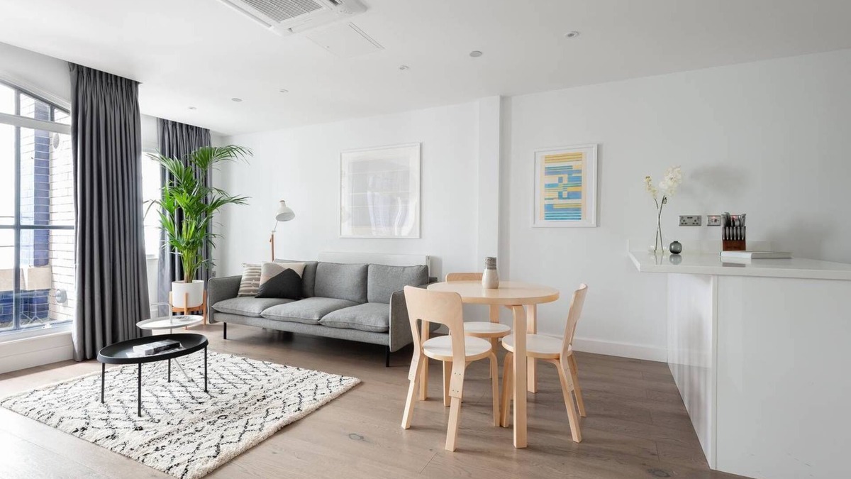 Chinatown Apartment | Leicester Square Oasis - Netflix & AC
