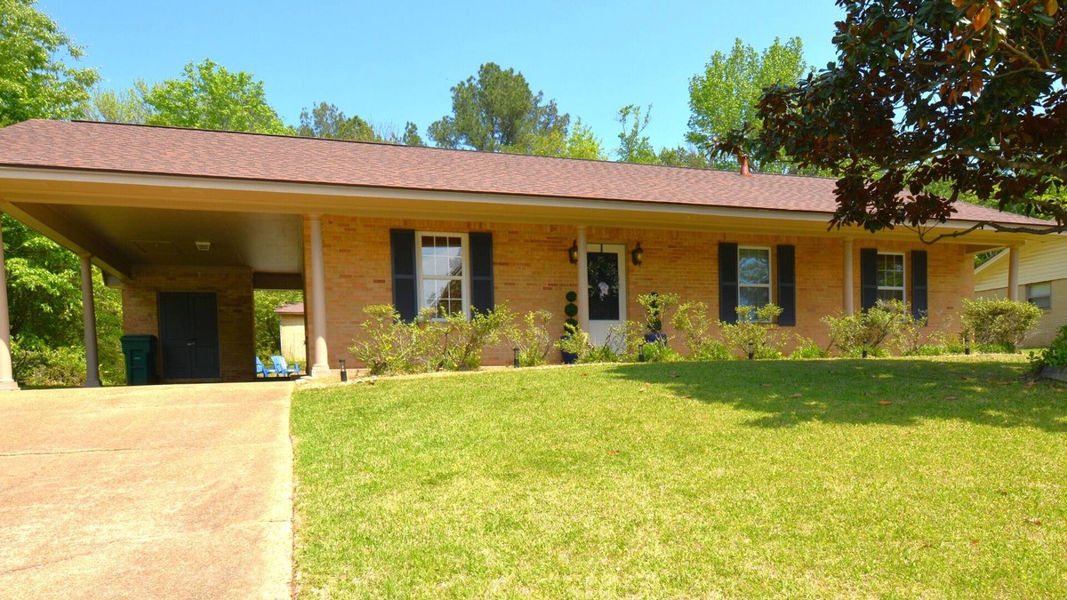 Tupelo House | Leighton Rambler! In town close to restaurants, shopping, and parks.