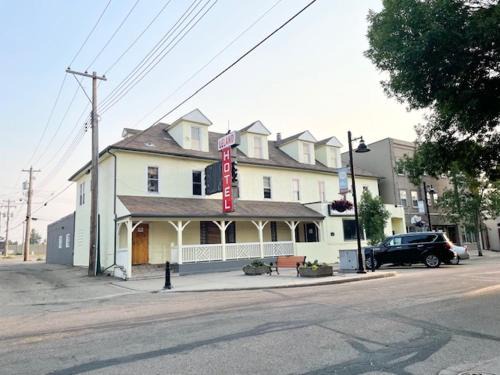Ponoka Hotel | Leland Hotel