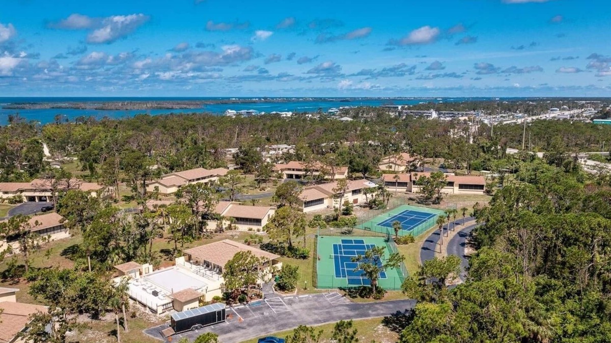 Grove City Condo | Lemon Bay Hidden Gem-10 minutes to Gulf of Mexico
