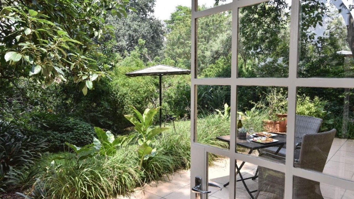 Muldersdrift House | Lemon Thorn Cottage for 2 people with wonderful private terrace in garden!