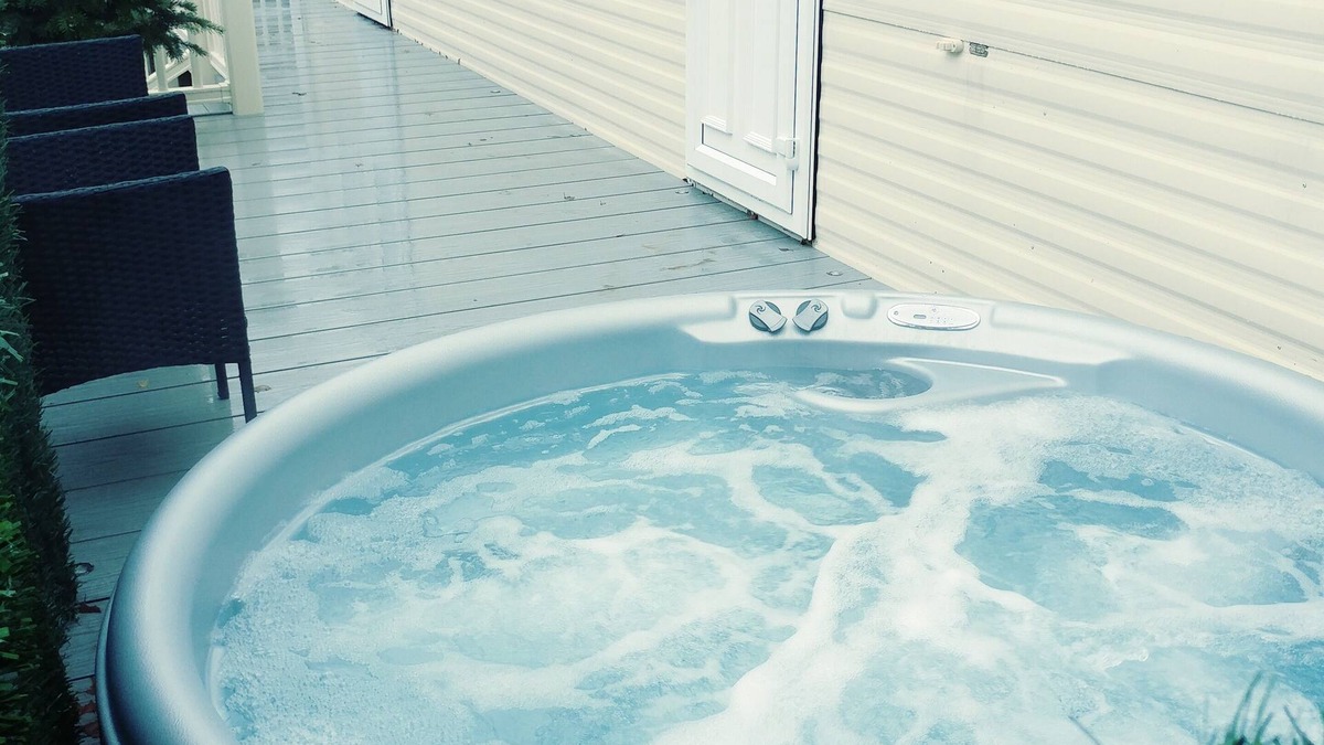 Tattershall House | . Len's Getaway Hot Tub rental . Tattershall Lakes Country Park