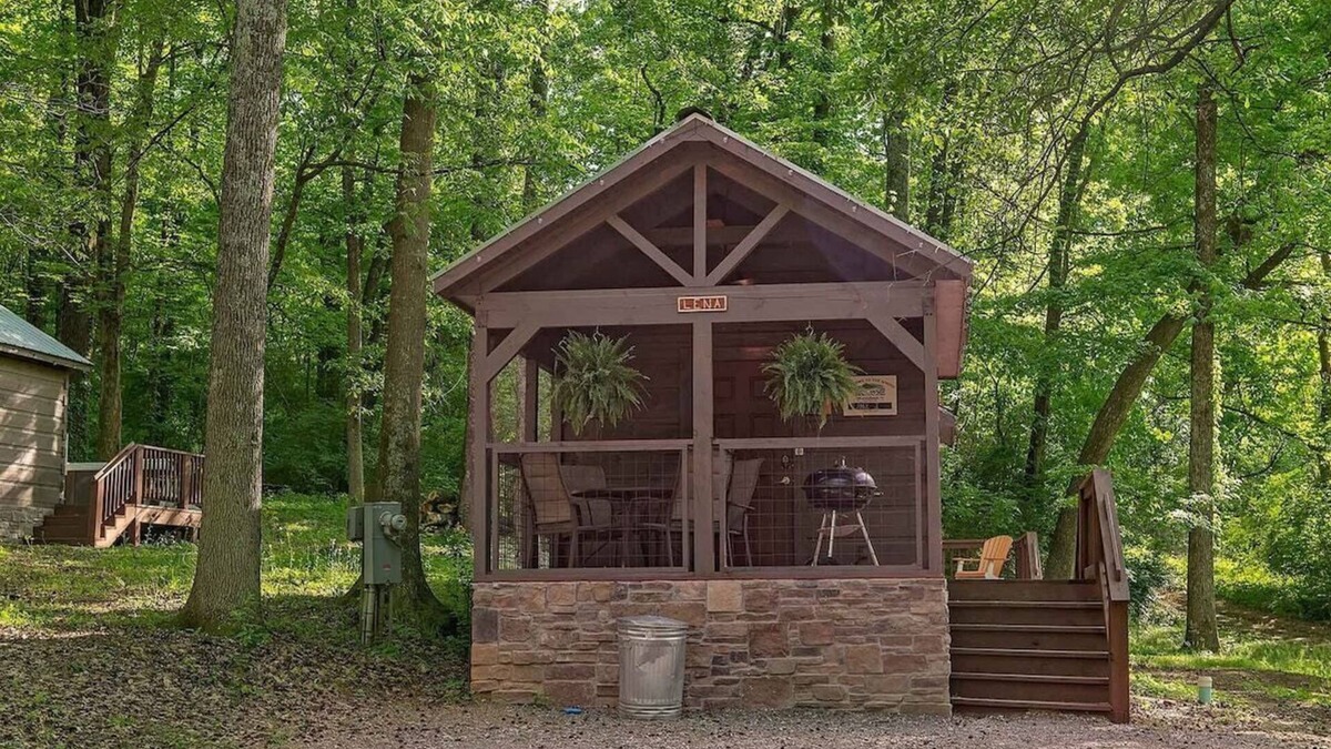 Lookout Valley Neighborhood Association Apartment | Lena Cabin | Wooded Tiny Cabin - Hot Tub
