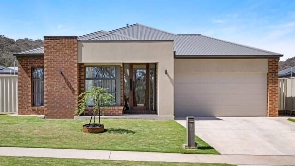 Leneva House | Leneva Stylish & Spacious Stay - Spacious four bedroom, two bathroom property