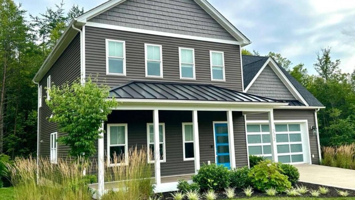 Naruna House | Leo's Lair: new 3 BR/3 bath home in desirable Trent's Landing community