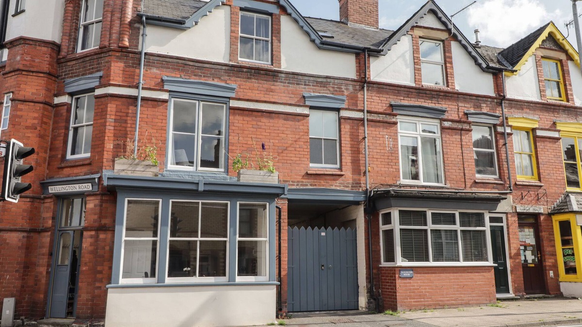 Llandrindod Wells Cottage | LEOMINSTER HOUSE, pet friendly in Llandrindod Wells