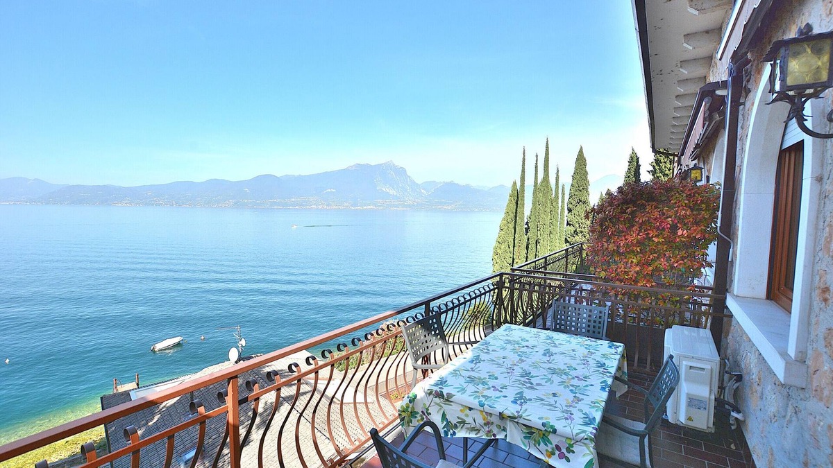 Torri del Benaco Apartment | Leonardo Walsh Apartment With Lake View