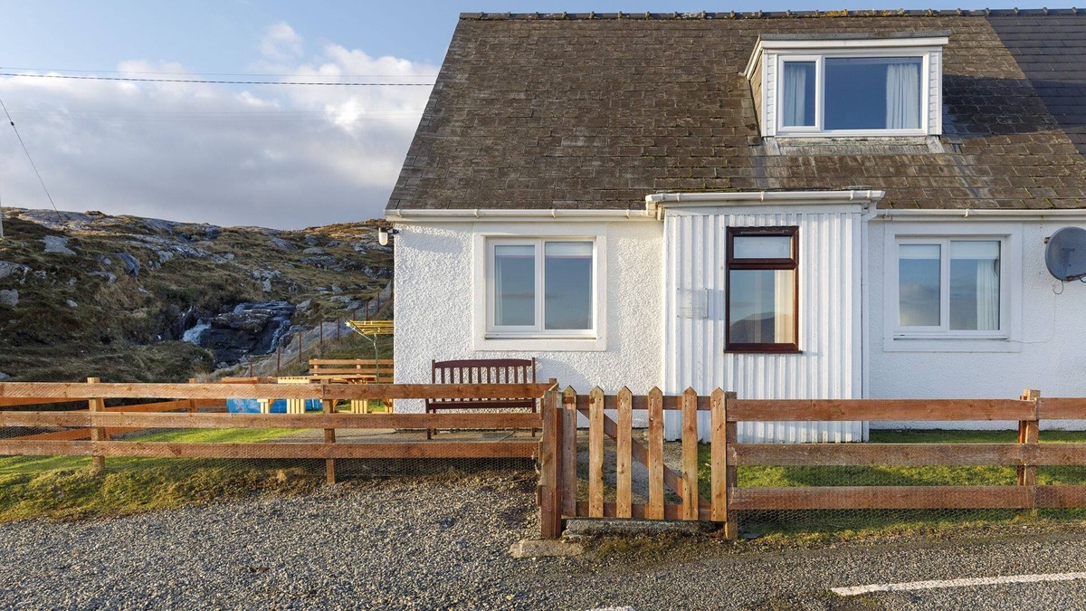 Harris Cottage | Leosavay Cottage- sits on the shoreline of a busy wildlife hub