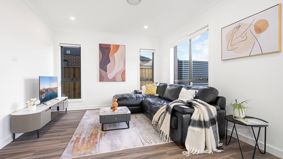 Leppington House | Leppington 5Br house near Woolworths/Tran station