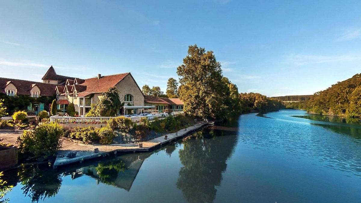 Neufchatel-en-Saosnois Hotel | Les Étangs de Guibert