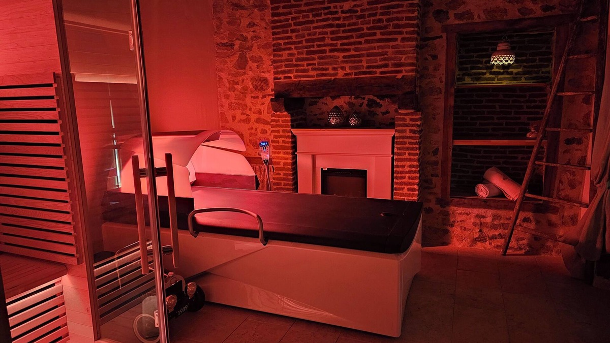 Saint-Jean-Ligoure Cottage | Les 3 Clefs de GaYa: swim spa, sauna, hydromassage bed & immersive relaxation