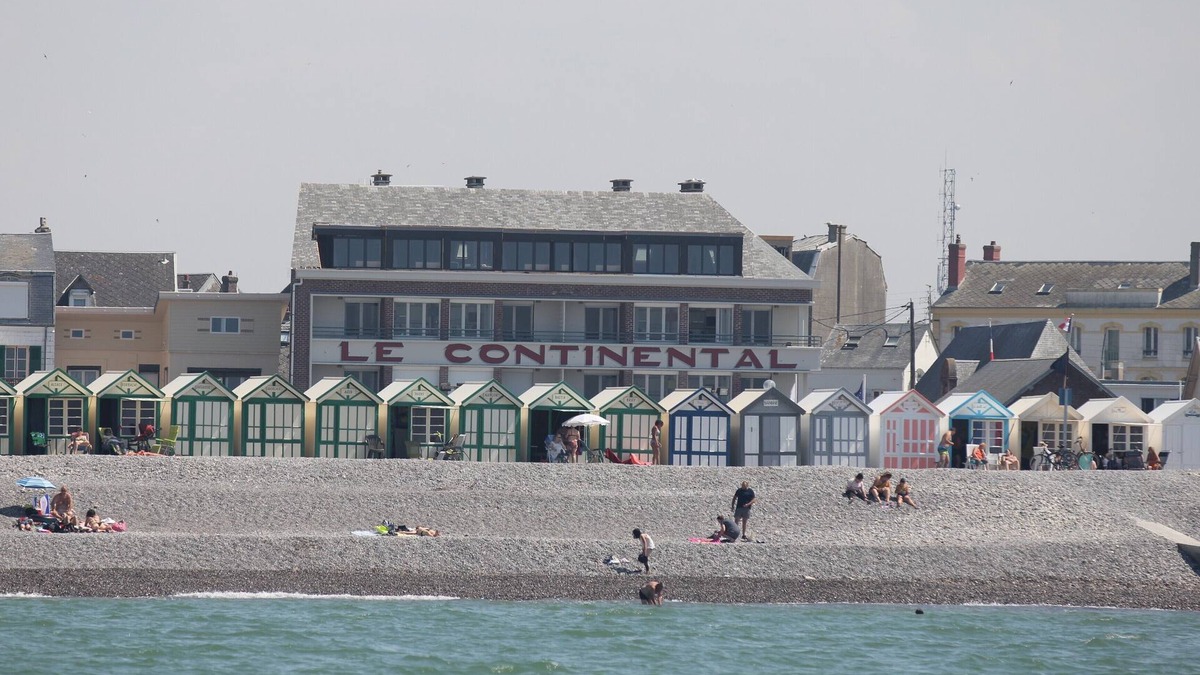 Cayeux-sur-Mer Apartment | Les Asters apartment facing the sea with balcony terrace.