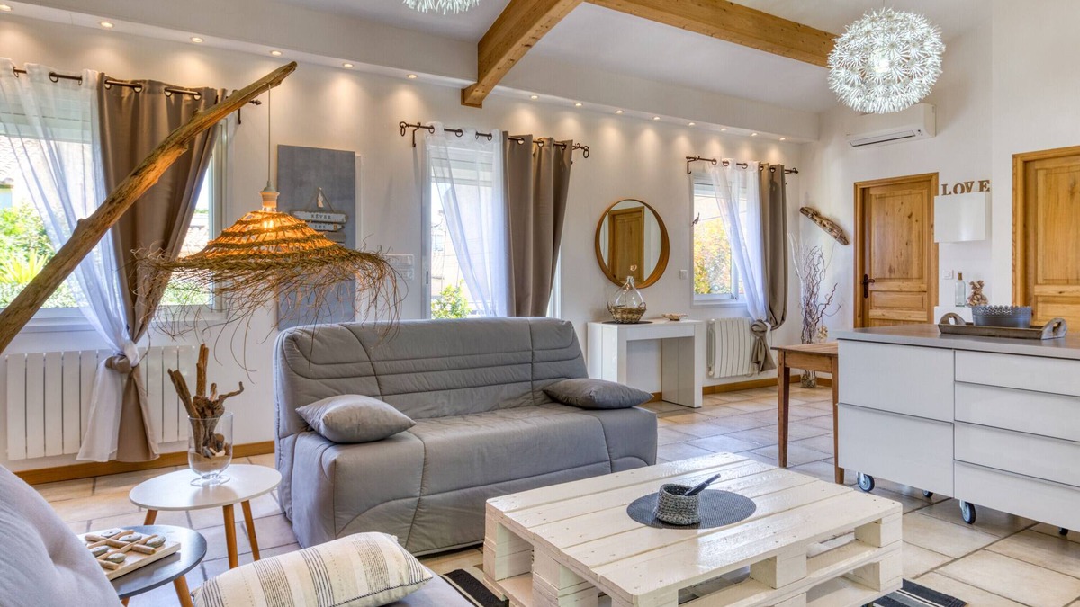 Poussan Apartment | 'Les bois flottés' with Private Terrace, Wi-Fi and Air Conditioning