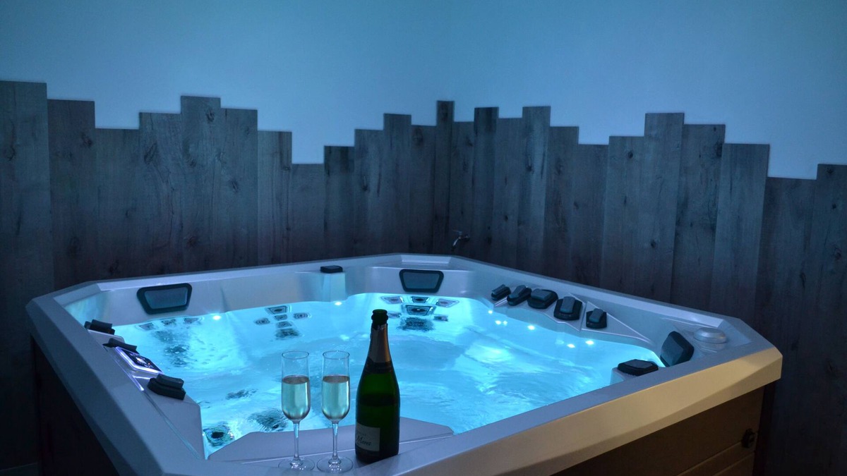 Baguer-Pican House | LES BULLES D'EMERAUDE cottage with private indoor jacuzzi